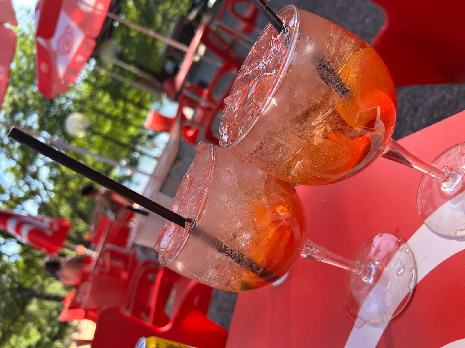 Cocktails et apéritifs en terrasse au lac de Pareloup