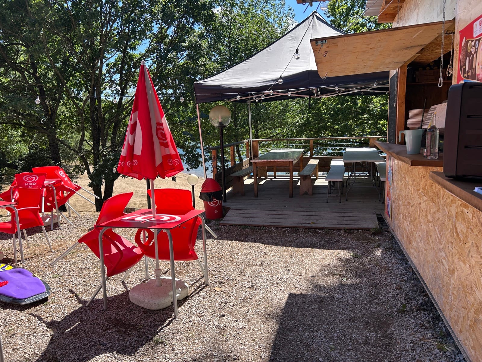 Terrasse de la guinguette face au lac